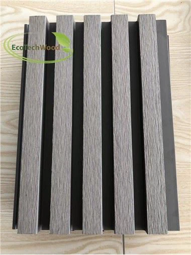 Dekoratívny panel z konvenčného stavebného materiálu WPC s piatimi otvormi